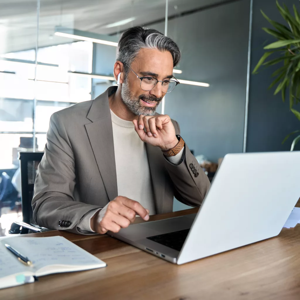 ein Mann schaut in den Laptop